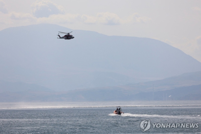 시칠리아 앞바다서 요트 침몰 사고 (시칠리아 로이터=연합뉴스) 19일(현지시간) 이탈리아 시칠리아섬 팔레르모시 포르티첼로 인근 해역에서 요트가 침몰해 응급 구조대가 구조·수색 작업을 벌이고 있다. 2024.08.19