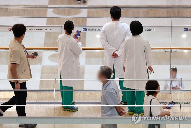 의사들이 바라보는 곳은 (서울=연합뉴스) 서대연 기자