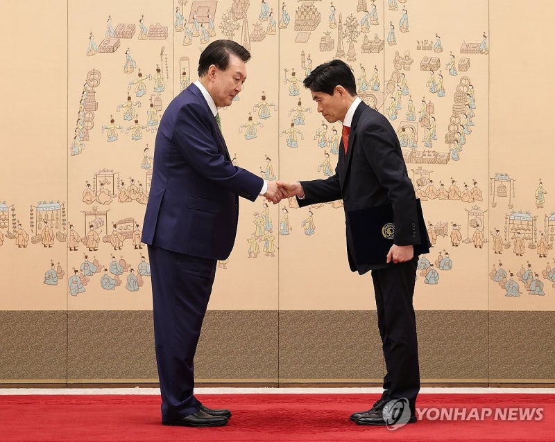 윤석열 <b>대통령</b>, 권세중 주트리니다드토바고 대사 <b>신임장 수여</b>