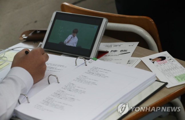 A student attending an internet lecture at a high school in Seoul on November 13, 2019. [Yonhap News photo. Redistribution and DB forbidden]