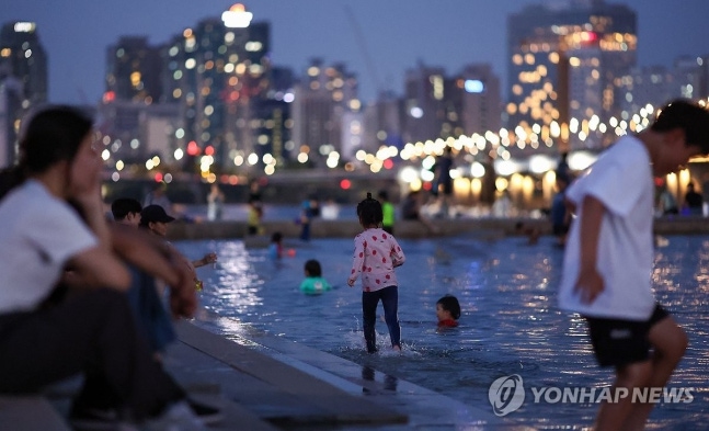 Seoul experiences unprecedented 'month-long tropical nights'... Sets record until end of August
(Seoul=Yonhap News) Reporter Yoon Dong-jin = For the first time in history, Seoul had 'month-long consecutive tropical nights,' and on the 20th, citizens are cooling off the heat at Yeouido Hangang Park in Seoul. Photo date: 2024.8.20 mon@yna.co.kr