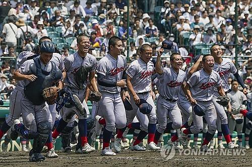 여름 고시엔 첫 결승 진출 기뻐하는 교토국제고    (니시노미야[일본] 교도=연합뉴스) 일본 내 한국계 민족학교인 교토국제고 야구 선수들이 21일 일본 효고현 니시노미야 한신 고시엔구장에서 열린 전국 고교야구선수권