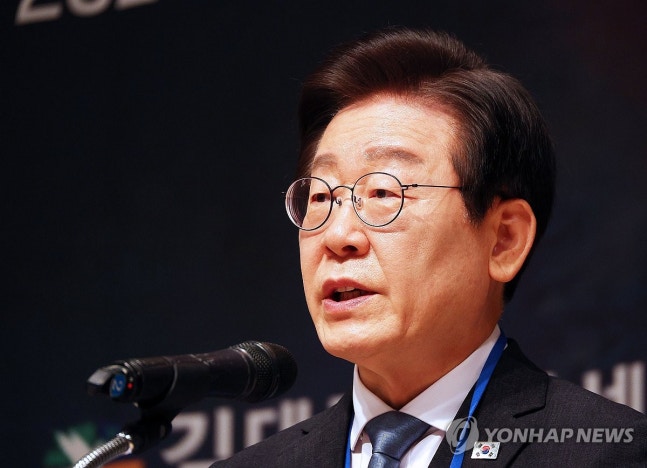 Congratulatory speech by Rep. Lee Jae-myung
(Seoul=Yonhap News) Reporter Han Jong-chan = Rep. Lee Jae-myung of the Democratic Party of Korea is giving a congratulatory speech at the Kim Dae-jung Centennial Forum 'Asking for the path of South Korea in the turmoil of the Korean Peninsula' held at the Press Center in Jung-gu, Seoul on the morning of the 21st.