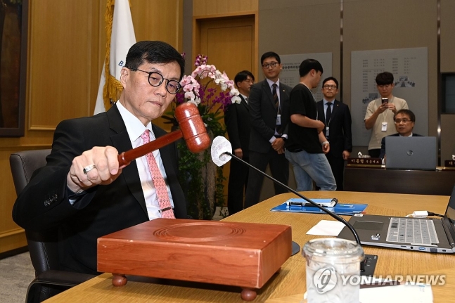 의사봉 두드리는 이창용 총재 (서울=연합뉴스) 이창용 한국은행 총재가 22일 서울 중구 한국은행 본관에서 열린 금융통화위원회에서 의사봉을 두드리고 있다. 2024.8.22 [사진공동취재단] photo@yna.co.k