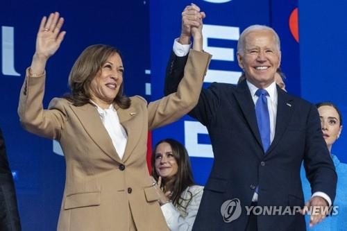 Harris with raised hand at the Democratic National Convention
(Chicago, AP=Yonhap News) President Joe Biden (right) raising the hand of Vice President Kamala Harris on stage at the Democratic National Convention held at the United Center in Illinois, Chicago on August 19. 2024.08.20