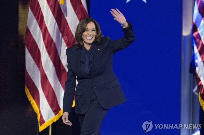 <b>해리스</b> "위대한 역사의 다음 장 열자"…美민주 <b>대통령</b> 후보 수락(종합2...