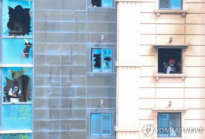 '타는 냄새' 의문의 810호 객실…<b>부천</b> 화재 <b>호텔</b> <b>합동감식</b>