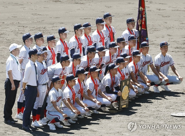 고시엔 우승 기념 촬영하는 교토국제고 선수들 (니시노미야[일본] 교도=연합뉴스) 한국계 국제학교인 교토국제고 선수들이 23일 일본 효고현 니시노미야 한신고시엔구장에서 열린 전국 고교야구선수권대회(여름 고시엔) 결승전