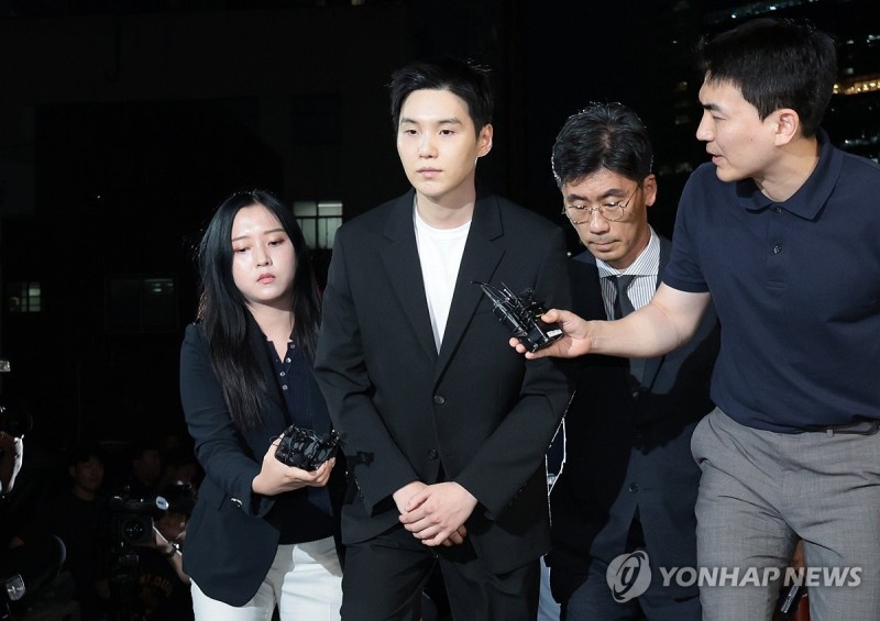 '음주 스쿠터' <b>슈가</b> 경찰 출석 "실망 안겨 죄송…성실히 조사"(종합)