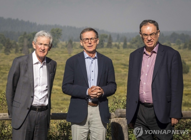 미국·영국·캐나다 중앙은행 총재
(잭슨홀[미 와이오밍주] AP=연합뉴스) 제롬 파월 미국 연방준비제도(Fed·연준) 의장(왼쪽)과 앤드루 베일리 잉글랜드은행(BOE) 총재(오른쪽), 티프 맥클렘 캐나다은행 총재가 2