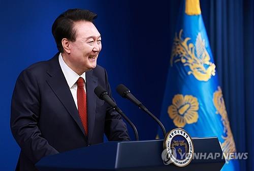 질문 들은 뒤 답변하는 윤석열 대통령  윤석열 대통령이 2024년 5월 9일 오전 서울 용산 대통령실 청사 브리핑실에서 열린 '윤석열정부 2년 국민보고 및 기자회견'에서 취재진 질문에 답하고 있다. [연합뉴스 자료사