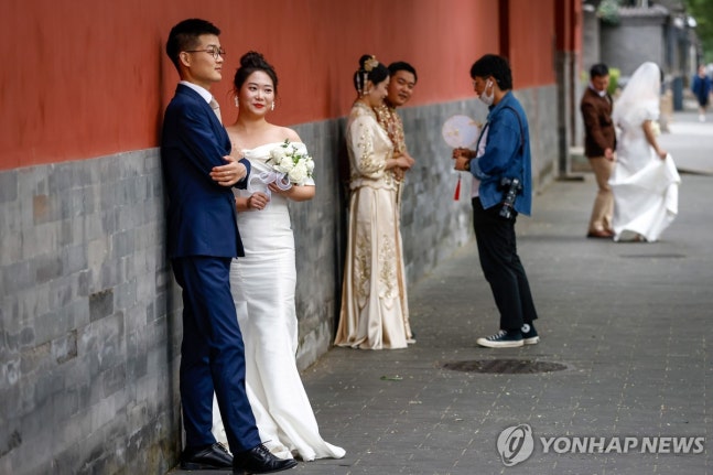 Chinese couple taking wedding photos