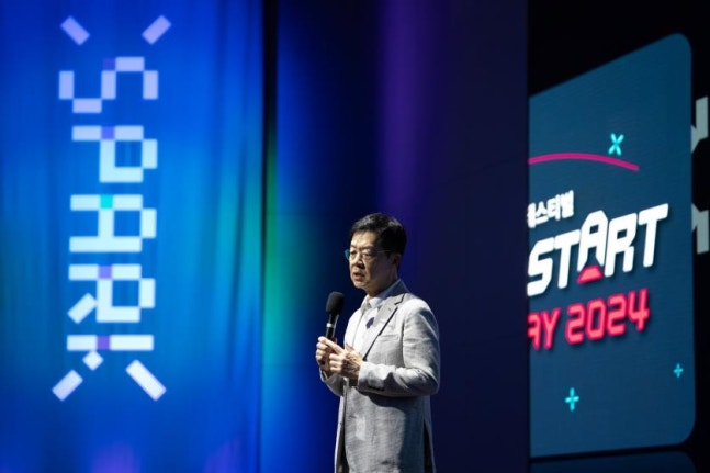 Opening address by Park Il-pyung, CEO of LG Science Park
(Seoul=Yonhap News) Park Il-pyung, CEO of LG Science Park, delivers the opening address at the 'LG Spark 2024' event held at LG Science Park in Magok, Seoul on the 26th. 2024.8.