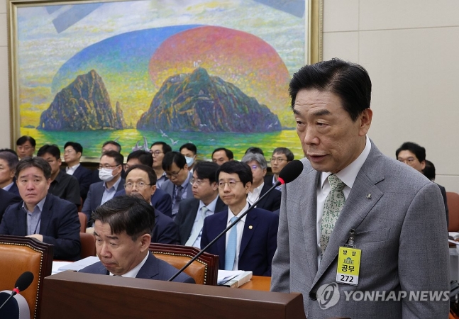 답변하는 김형석 독립기념관장(서울=연합뉴스) 김주성 기자 = 김형석 독립기념관장이 26일 오전 국회에서 열린 정무위원회 전체회의에서 위원 질의에 답하고  있다. 2024.8.26 utzza@yna.co.kr