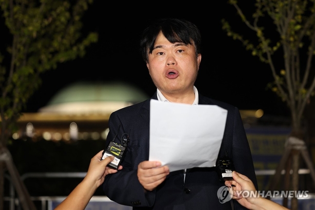 의협 긴급 시국선언 참석한 임현택 회장 (서울=연합뉴스) 김성민 기자 = 임현택 대한의사협회장이 27일 오후 서울 영등포구 국회의사당 앞에서 열린 '긴급 시국선언'에서 발언하고 있다. 2024.8.27 ksm7976