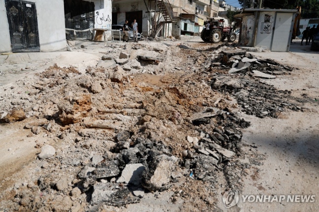 Remnants of Israeli military air strikes in a village on the west bank of the Jordan River
[Reuters / Yonhap News Agency photo provided, reproduction or DB prohibited]