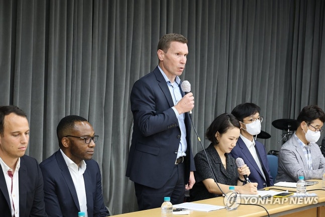 전기차 화재 피해주민과 간담회 하는 벤츠코리아 사장
마티아스 바이틀 메르세데스-벤츠코리아 사장이 지난 14일 오후 인천시 서구 청라동 한 교회에서 전기차 화재 피해 주민들과 간담회를 하고 있다. [이용우 의원실 제공