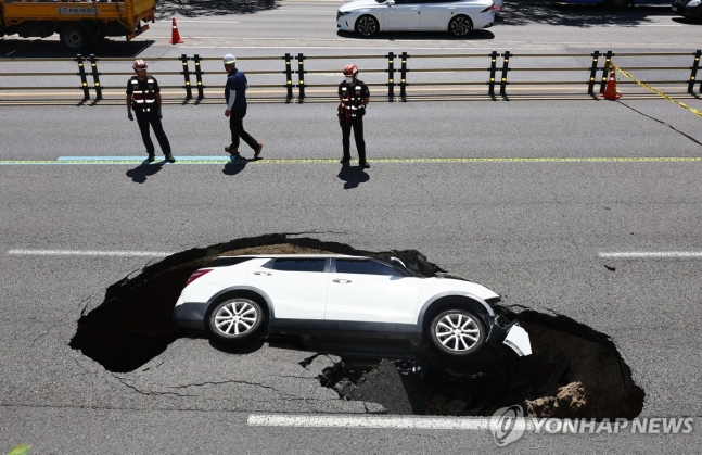 서대문구 성산로에서 땅꺼짐 사고…승용차 빠져 2명 병원 이송