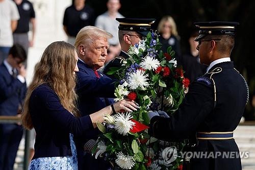 <b>트럼프</b> 캠프 '<b>국립묘지</b>서 정치 행위' 논란 확산…軍 "불행한 일"