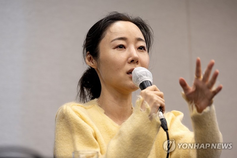 <b>민희진</b> "2개월짜리 초단기 뉴<b>진스</b> <b>프로듀싱</b> 계약?… 서명 못해"(종합)