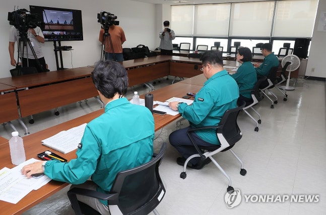 Jee Youngmi, head of the Disease Control Department, presides over a meeting of related ministries on the trend of and response to COVID-19
(Seoul=Yonhap News) Reporter Lee Jong-hun = Jee Young-mi, head of the Disease Control Department, presides over a meeting of related ministries on the trend and response to COVID-19 at the Seoul Capital Area Response Center on the 28th. 2024.8.28 uwg806@yna.co.kr
