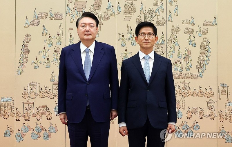 尹대통령, <b>김문수 고용노동부 장관</b>에 임명장 수여