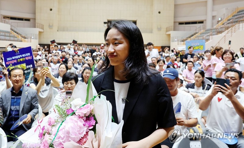 귀국 23일 만에 <b>고향</b> 찾은 <b>안세영</b>, <b>나주</b>서 환영식