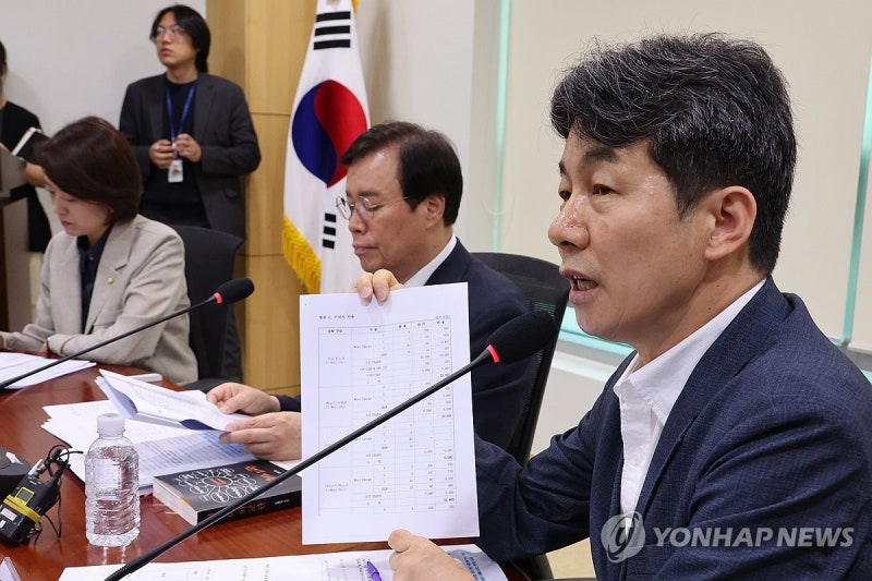 윤건영 "<b>검찰</b>, 文 손자 아이패드까지 압수"…檢 "일방적 음해"