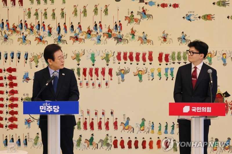 <b>한동훈</b>-<b>이재명</b>, '정치회복' 한목소리…<b>회담</b> 초반부터 신경전도