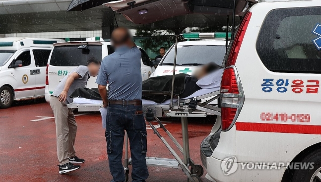 구급차 향하는 환자 (서울=연합뉴스) 김성민 기자 = 추석 연휴를 앞두고 응급실 과부하에 대한 우려가 커지고 있는 가운데 2일 서울 한 대형병원 응급의료센터 인근에서 한 환자가 구급차로 향하고 있다. 2024.9.2