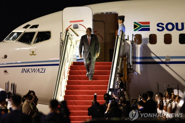 South African President Cyril Ramaphosa arriving at Beijing Capital International Airport in the early hours of the 2nd
[EPA=Yonhap News]