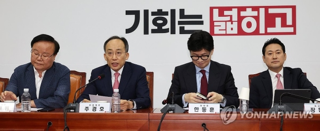 Rep. Cho Gyeong-ho speaking at the Supreme Committee Meeting
(Seoul=Yonhap News) Reporter Kim Ju-hyeong = Rep. Cho Gyeong-ho of the People Power Party (second from the left) is speaking at the Supreme Committee meeting held at the National Assembly on the morning of the 2nd. 2024.9.2 kjhpress@yna.co