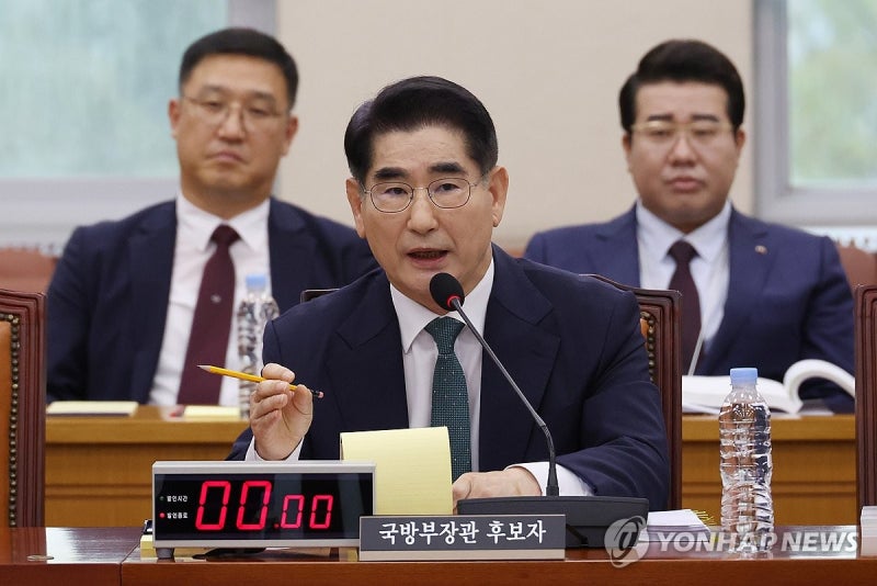 <b>김용현</b> "청문회는 정치선동하는 자리 아냐"…野 계엄의혹에 발끈