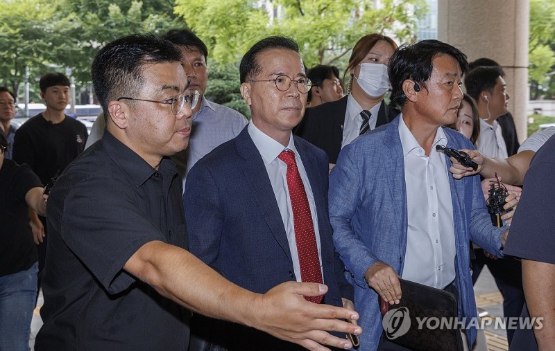 경찰 경호 받으며 법정 향하는 <b>김광호</b> 전 <b>서울 경찰청장</b>