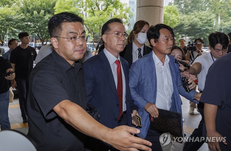 경찰 경호 받으며 법정 향하는 <b>김광호</b> 전 <b>서울 경찰청장</b>