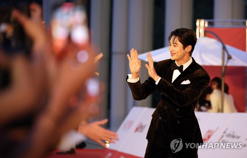 '<b>변우석 과잉경호</b>' 논란에 <b>인천공항</b> "사설 <b>경호</b>업체 통제 강화"