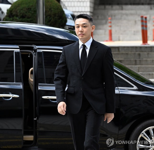 법정 출석하는 유아인
(서울=연합뉴스) 이정훈 기자 = '프로포폴 상습 투약' 혐의로 기소된 배우 유아인(본명 엄홍식)이 3일 서울 서초구 중앙지법에서 열린 1심 선고기일에 출석하고 있다. 2024.9.3 [공동취재