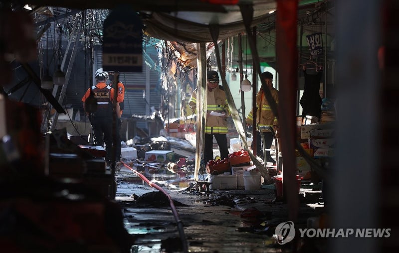 [현장] "명절 앞둔 지금이 가장 바쁜데"…화마가 삼킨 <b>마산</b> <b>청과시장</b>