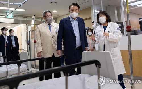 윤석열 대통령, 응급의료 현장 점검 (서울=연합뉴스) 진성철 기자 = 윤석열 대통령이 4일 오후 경기도 한 권역응급의료센터를 찾아 응급 의료 현장에 대한 설명을 듣고 있다. 2024.9.4 [대통령실 제공. 재판매
