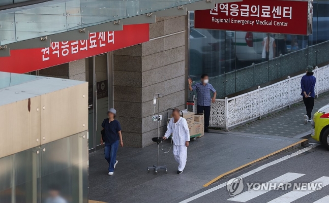 권역응급의료센터 지나치는 환자 (서울=연합뉴스) 김성민 기자