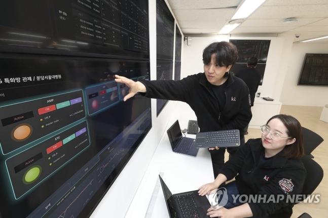 KT, AI 기반 '이음5G 지능형 관제 솔루션' 상용화(서울=연합뉴스) KT가 인공지능(AI) 기술을 토대로 이음5G 인프라를 손쉽게 관제할 수 있는 '이음5G 지능형 관제 솔루션'을 개발해 상용화했다고 26일 