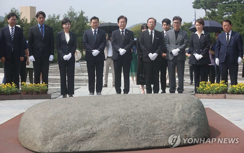 <b>이재명</b> 봉하마을 참배…권양숙 여사에 "당이 중심잡고 잘하겠다"