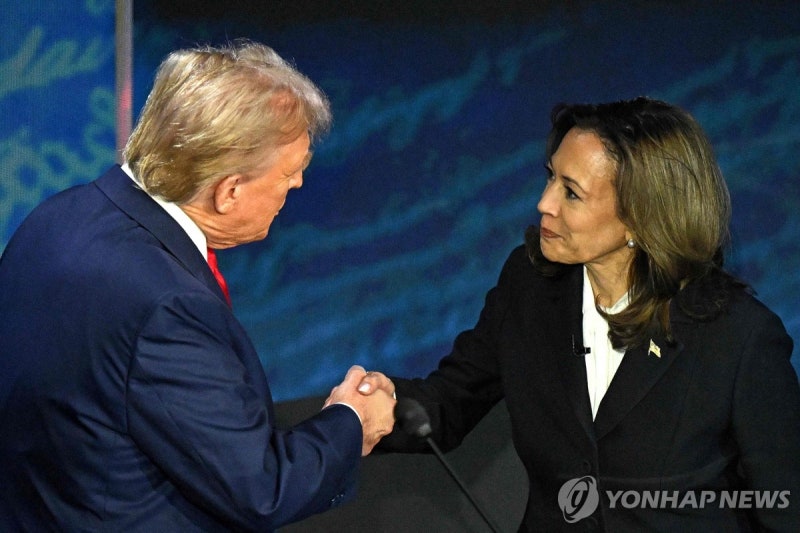[美<b>대선</b> TV<b>토론</b>] 악수하고 시작했으나 100분 혈투 같은 공방전 이어져