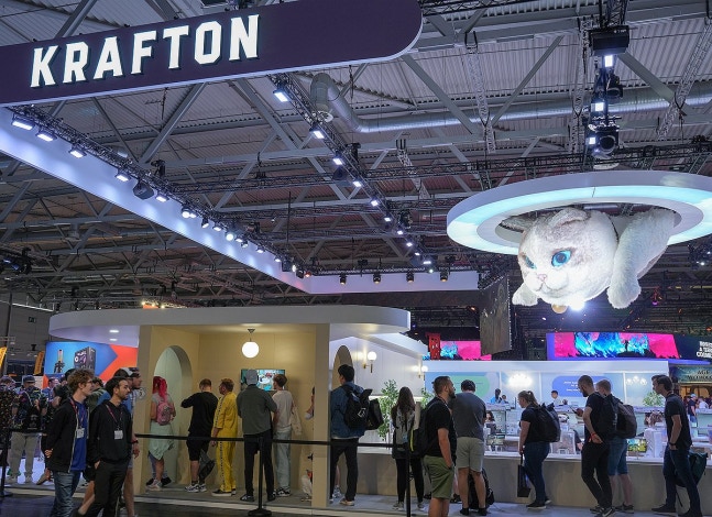 크래프톤 '인조이' 부스 앞에 모인 관람객들(쾰른=연합뉴스) 김주환 기자 = 21일(현지시간) 독일 쾰른에서 열린 게임스컴 2024 현장에 설치된 크래프톤의 '인조이'(inZOI) 부스 앞에 게임을 체험하려는 관람