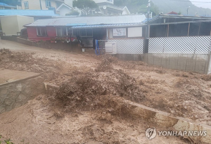 '호우경보' <b>물폭탄</b> 맞은 <b>울릉도</b>