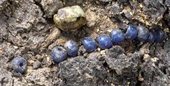 Appearance of the teeth and necklace of the deceased 
[National Heritage Administration provided. Redistribution and DB prohibited]