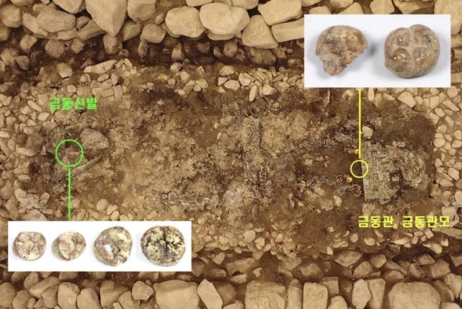 Excavation status of the teeth from Gyeongju Hwangnam-dong 120-2 
Left is that of the host, right is the teeth of the deceased [National Heritage Administration provided. Redistribution and DB prohibited]