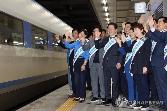 The Democratic Party greeting Chuseok travelers
(Seoul=Yonhap News) Photo by Kim In-cheol: Lee Jae-myung, the leader of the Democratic Party, and Park Chan-dae, the floor leaders, and other lawmakers greeting Chuseok travelers at Seoul Yongsan Station on the morning of the 13th. 9.13.2024 [Joint Coverage] ya