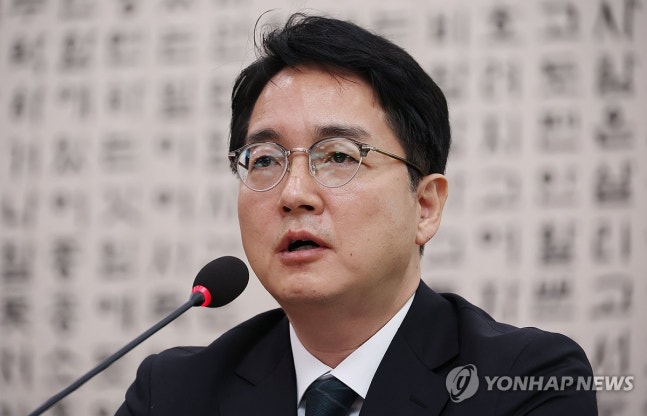 Shim Woo-jung, prosecutor general nominee answering questions / Yonhap News