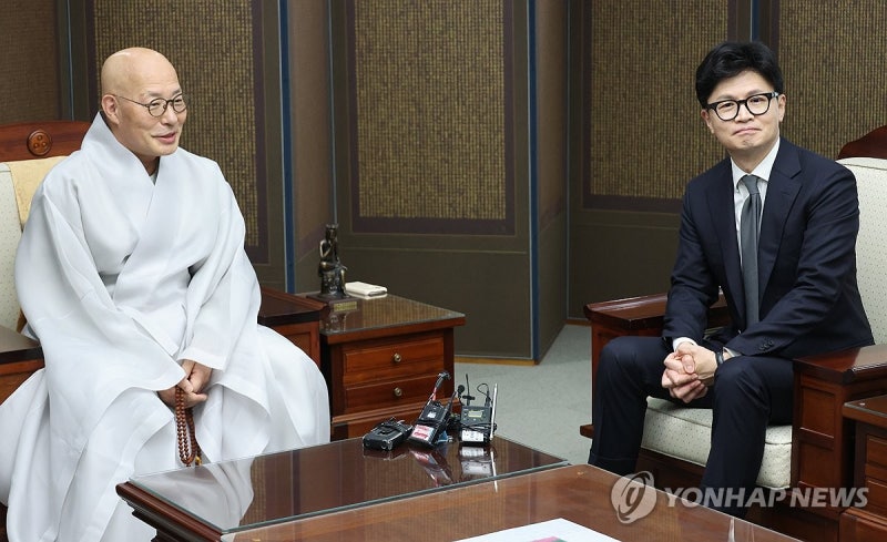 <b>한동훈 대표</b>, 진우스님 예방